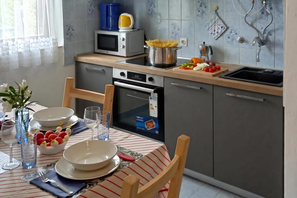 Dining area, kitchen