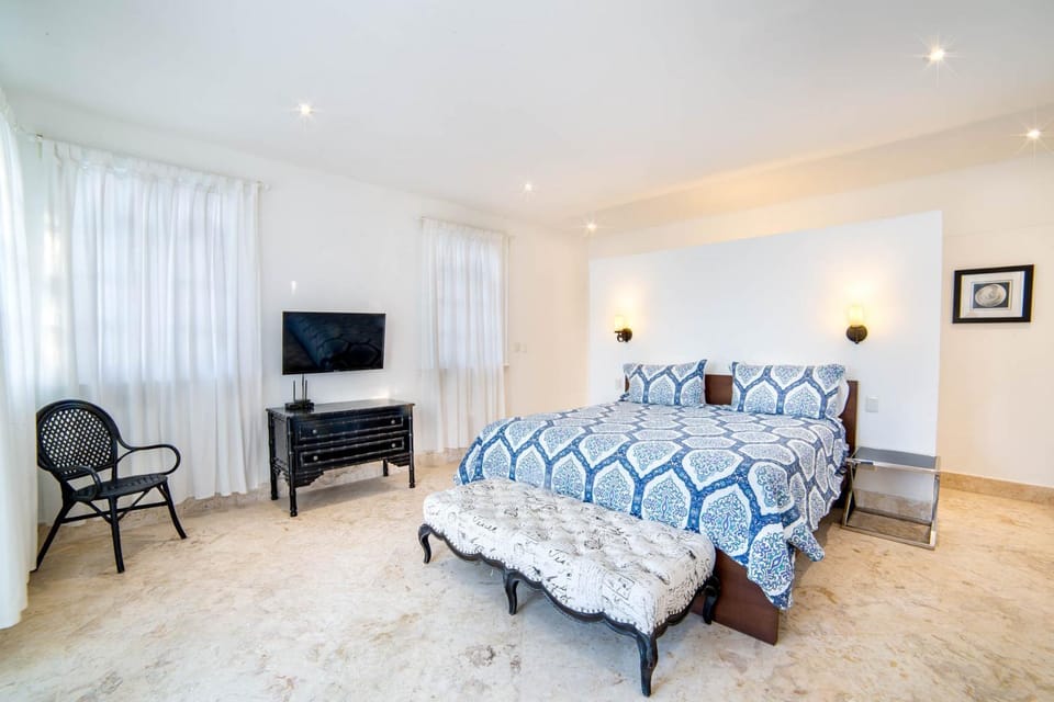 Bed, TV and multimedia, Photo of the whole room, Bedroom
