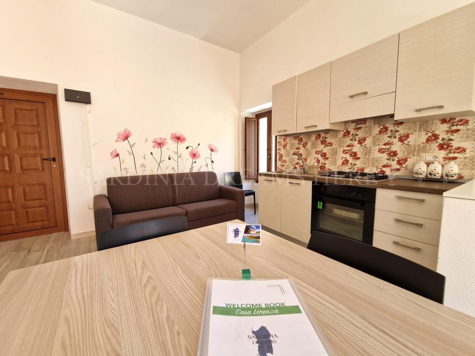 Kitchen or kitchenette, Dining area, stove