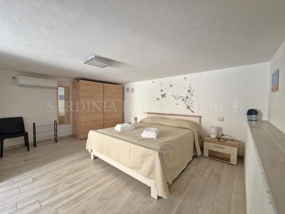 Bed, Photo of the whole room, Bedroom, wardrobe, air conditioner