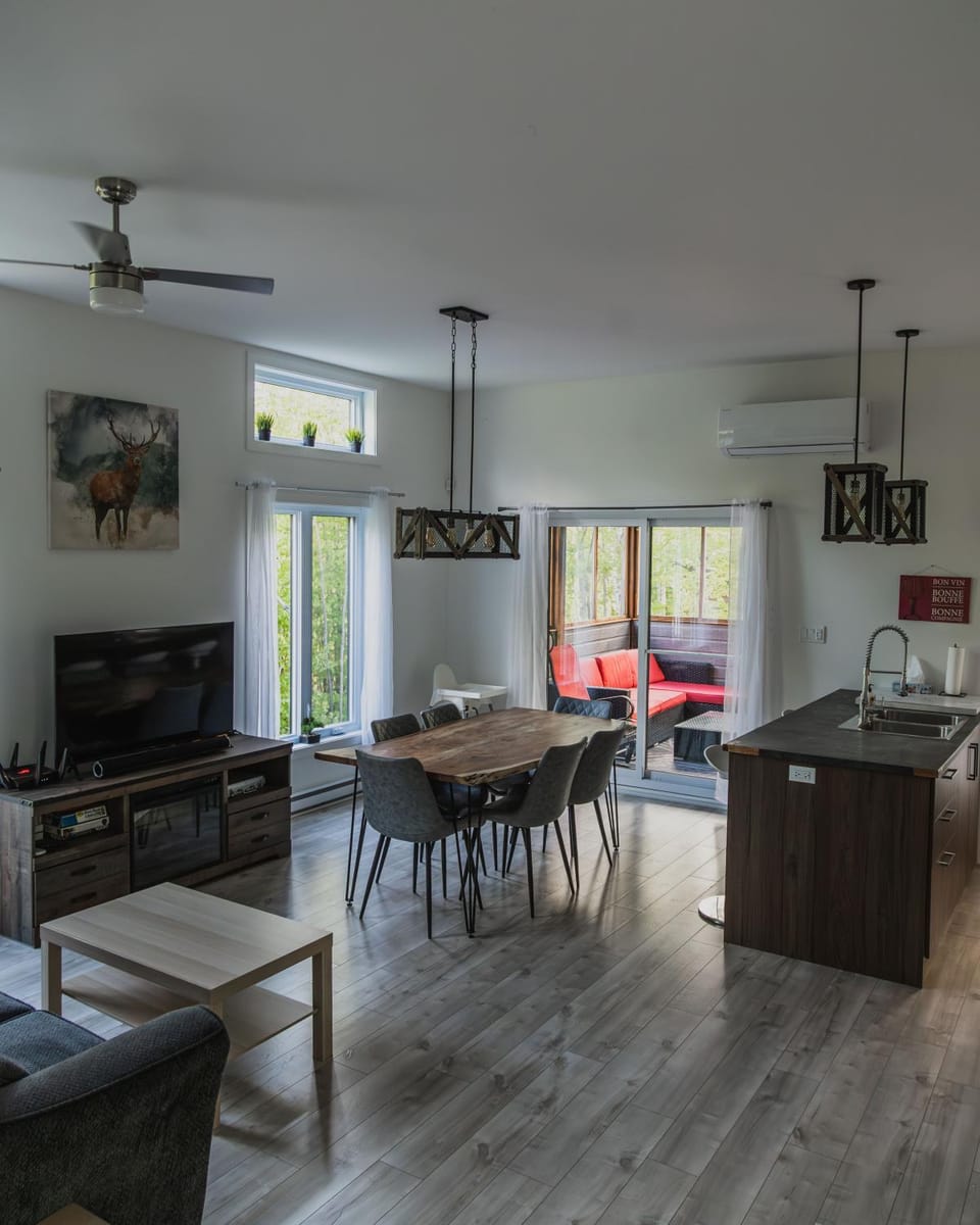 Communal lounge/ TV room, TV and multimedia, Kitchen or kitchenette, Living room, Seating area, Dining area