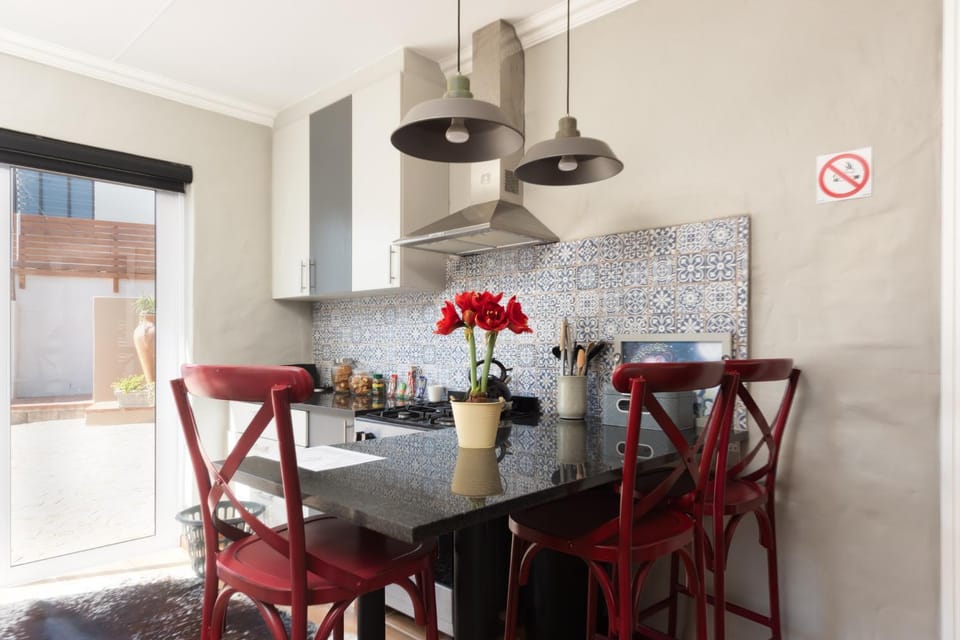 Dining area, pet friendly, stove, kitchen