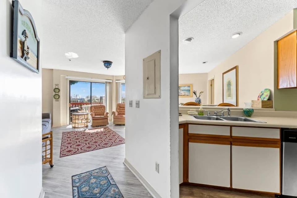 1302B St Thomas Square House in Lower Grand Lagoon