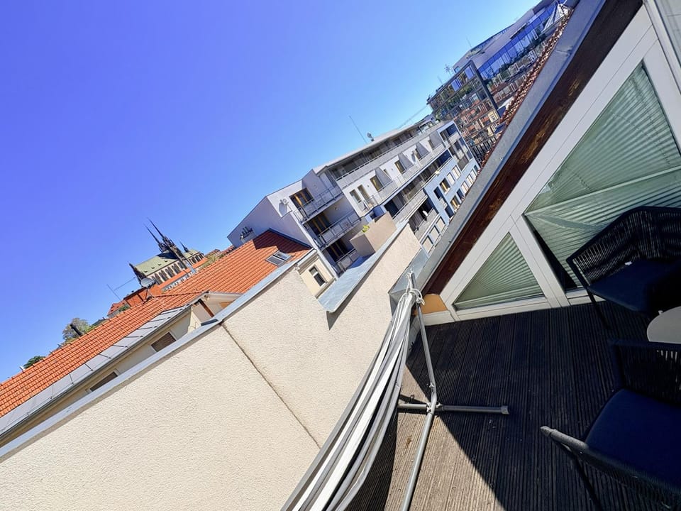Nearby landmark, Off site, View (from property/room), View (from property/room), Balcony/Terrace, Balcony/Terrace, City view, City view, Landmark view, Landmark view, Street view, Street view, Area and facilities, Quiet street view