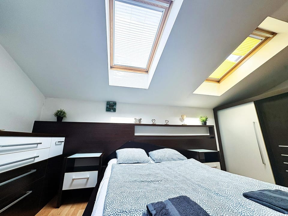 Bed, Photo of the whole room, Bedroom, Area and facilities, furniture, towels, towels, wardrobe