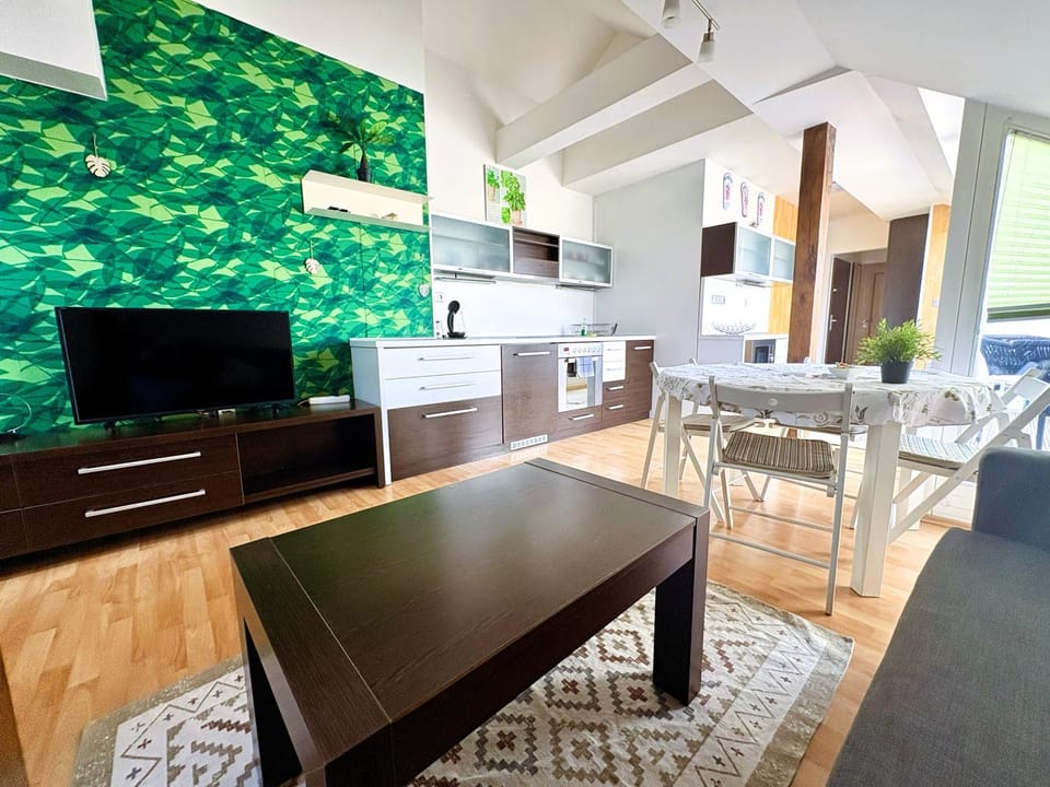 Communal lounge/ TV room, TV and multimedia, Coffee/tea facilities, Kitchen or kitchenette, Living room, Seating area, Dining area, furniture, furniture, minibar, oven, pet friendly, stove, toaster, air conditioner
