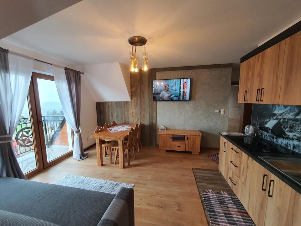 Kitchen or kitchenette, Seating area, Dining area