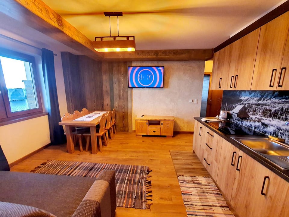 Kitchen or kitchenette, Dining area, Communal kitchen