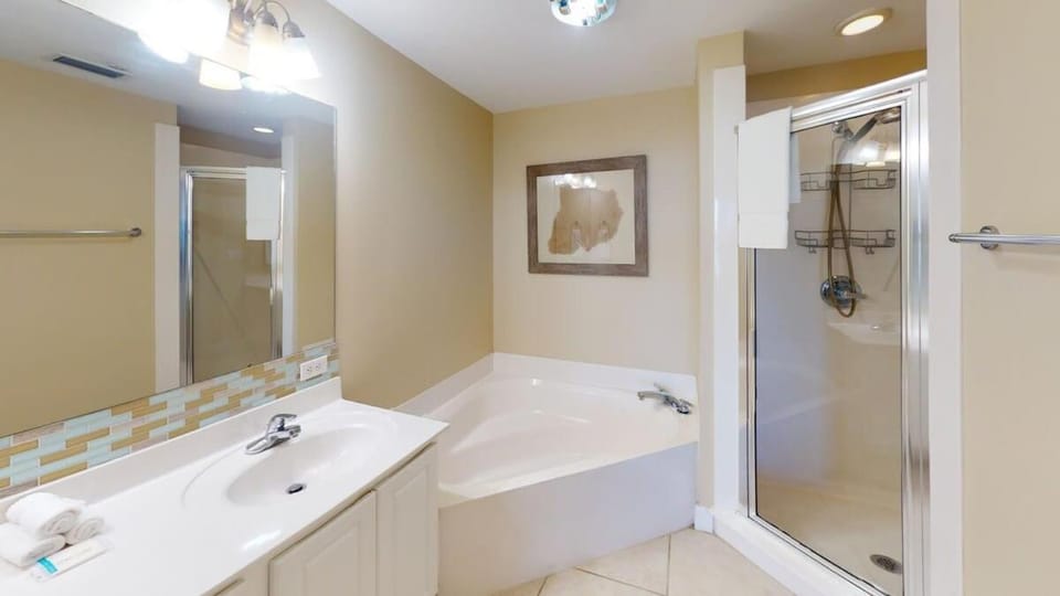 Brightly Furnished Beachfront Condo by Brightwild- 7th Floor Gulf View! House in Panama City Beach