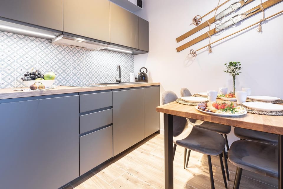 Kitchen or kitchenette, Dining area