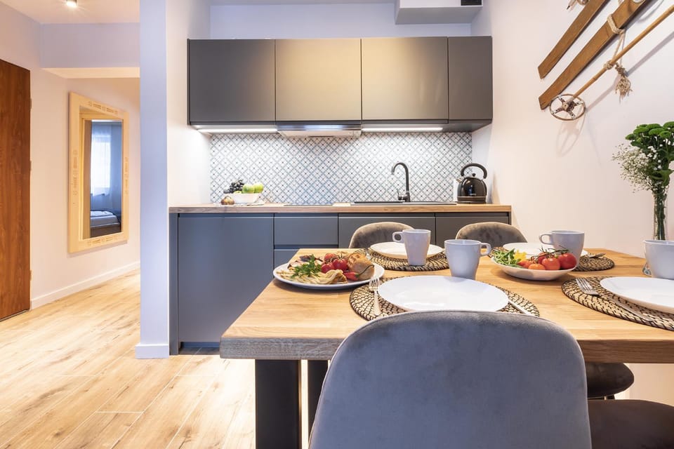 Kitchen or kitchenette, Dining area