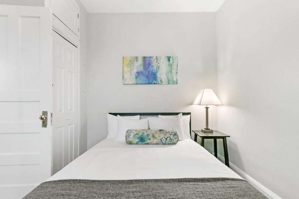 Comfy 2BR Apartment near Wrigley Field - Grace 3 Apartment in Wrigleyville