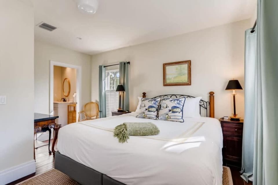 The Pink House - Bask in Style Steps from the Convention Center House in West Palm Beach