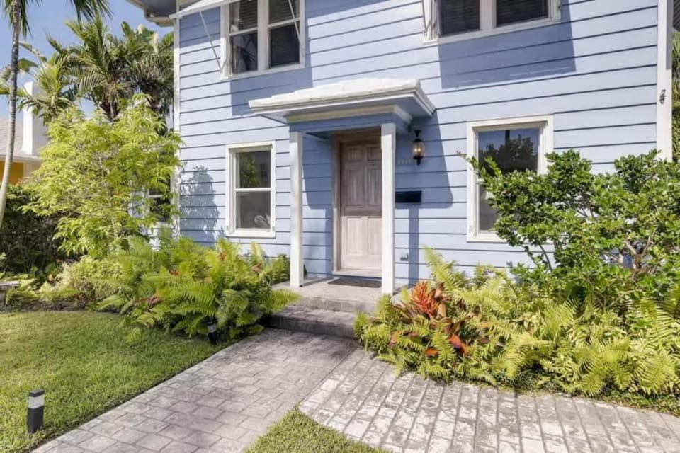 The Periwinkle House - Bask Poolside at this Sunlit West Palm Retreat House in West Palm Beach