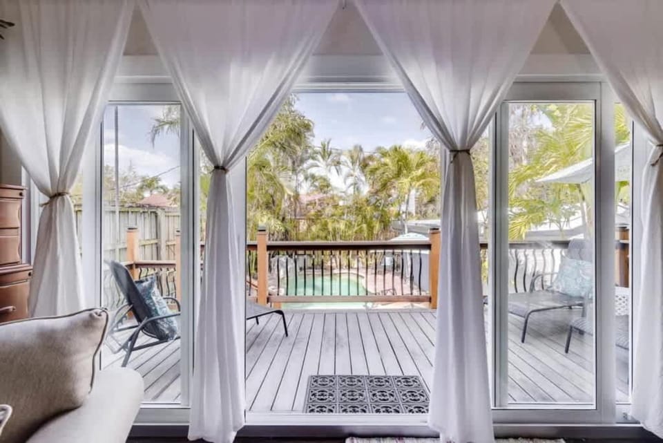 The Periwinkle House - Bask Poolside at this Sunlit West Palm Retreat House in West Palm Beach