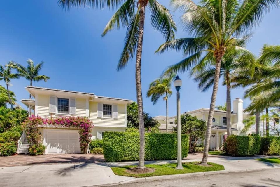 Villa Dolce Vita - Luxuriate in Sweeping Intracoastal Views of Palm Beach House in West Palm Beach