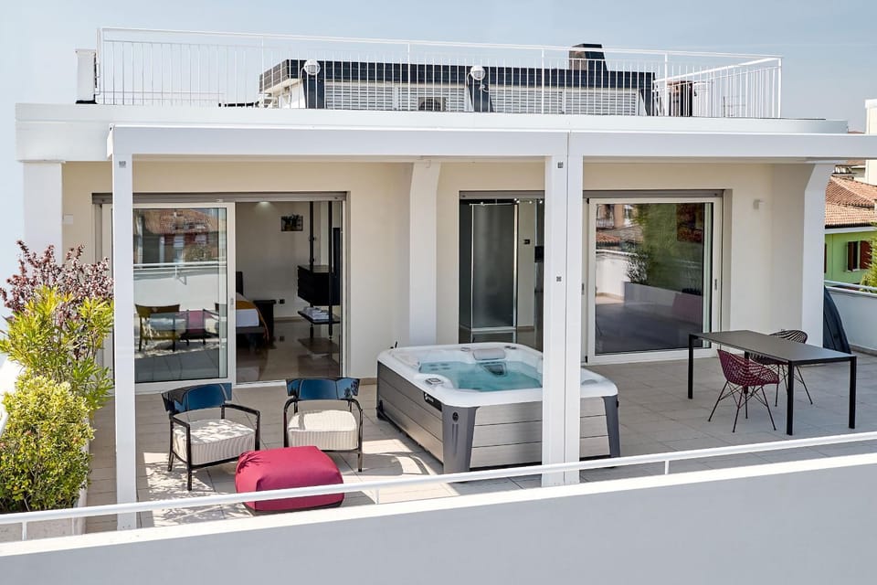 Property building, Balcony/Terrace, Swimming pool