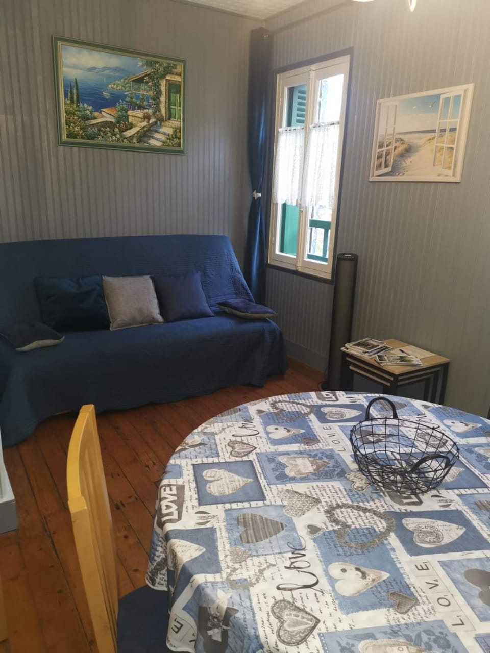 Bed, Seating area