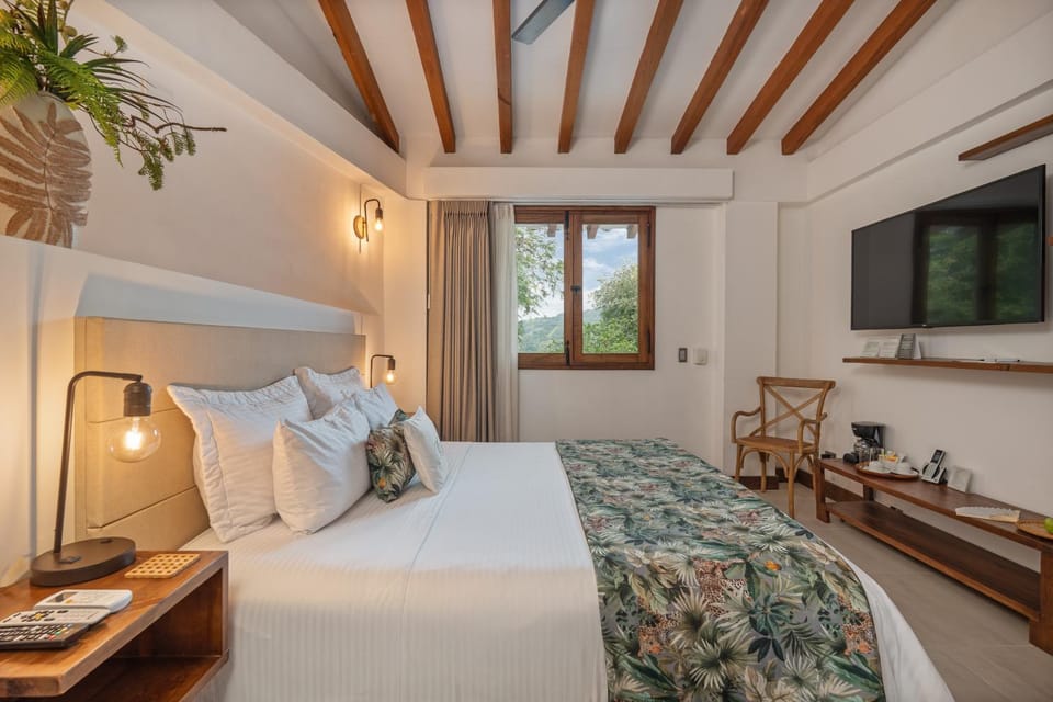 Bed, TV and multimedia, Bedroom