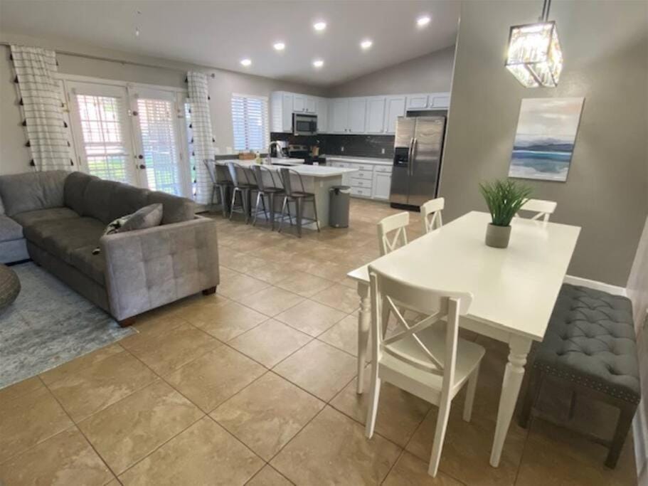 Cozy spacious house, pool heater, spa, firepit House in Sun City