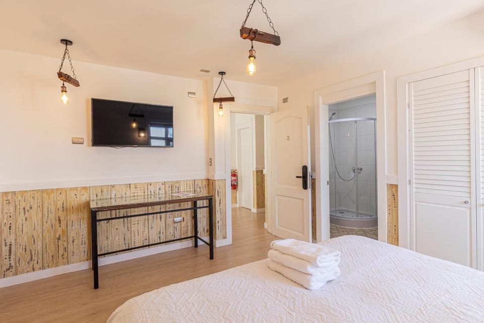Bed, TV and multimedia, Photo of the whole room, Bedroom