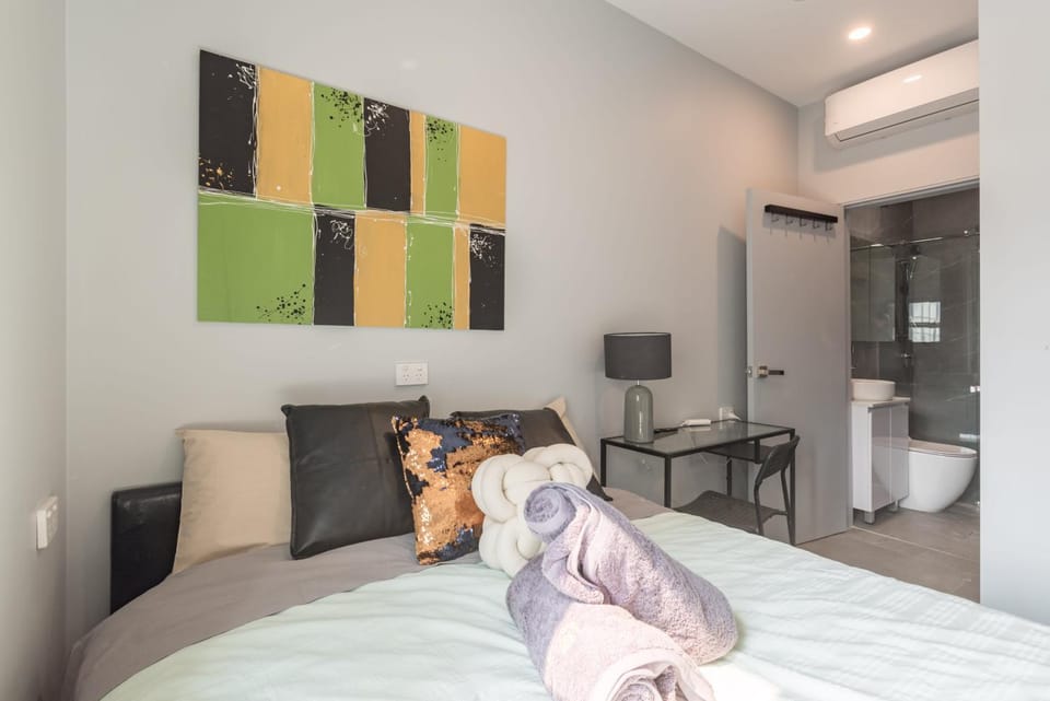 1 Private Double Room in Sydney CBD Near Train UTS DarlingHar&ICC&Chinatown with ensuite - ROOM ONLY Bed and Breakfast in Surry Hills