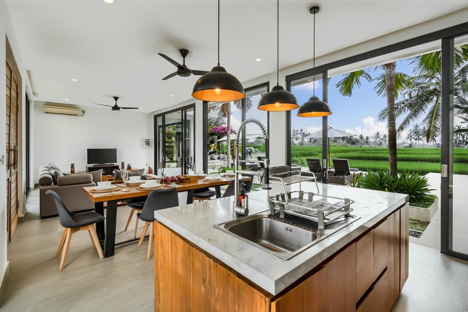 TV and multimedia, View (from property/room), Kitchen or kitchenette, Seating area, Dining area