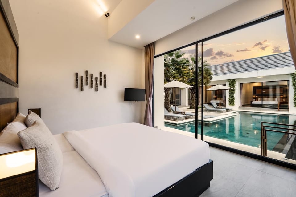 Bed, TV and multimedia, View (from property/room), Bedroom, Pool view, Swimming pool, air conditioner