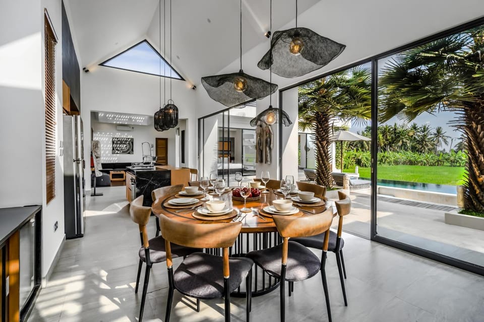 Garden, Living room, Seating area, Dining area, Garden view