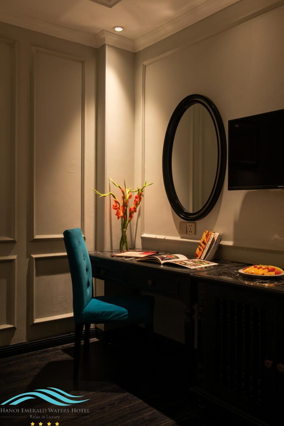 Photo of the whole room, Seating area