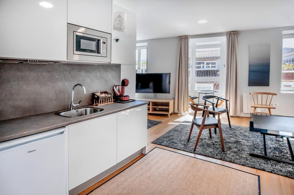 TV and multimedia, Kitchen or kitchenette, Living room, Seating area