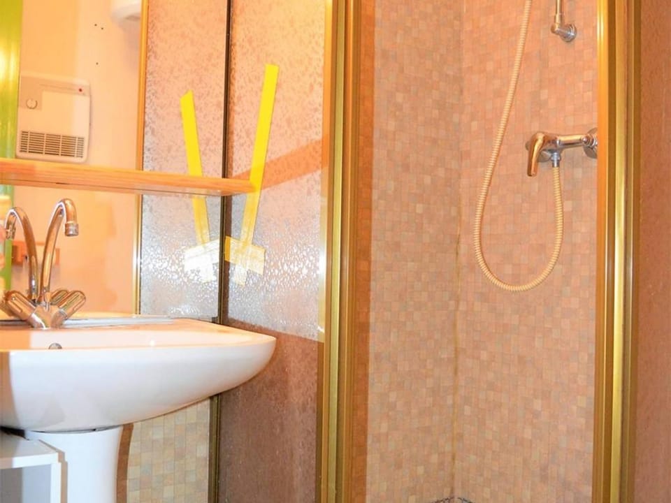 Appartement calme centre station avec parking - FR-1-593-41 Apartment in Catalonia