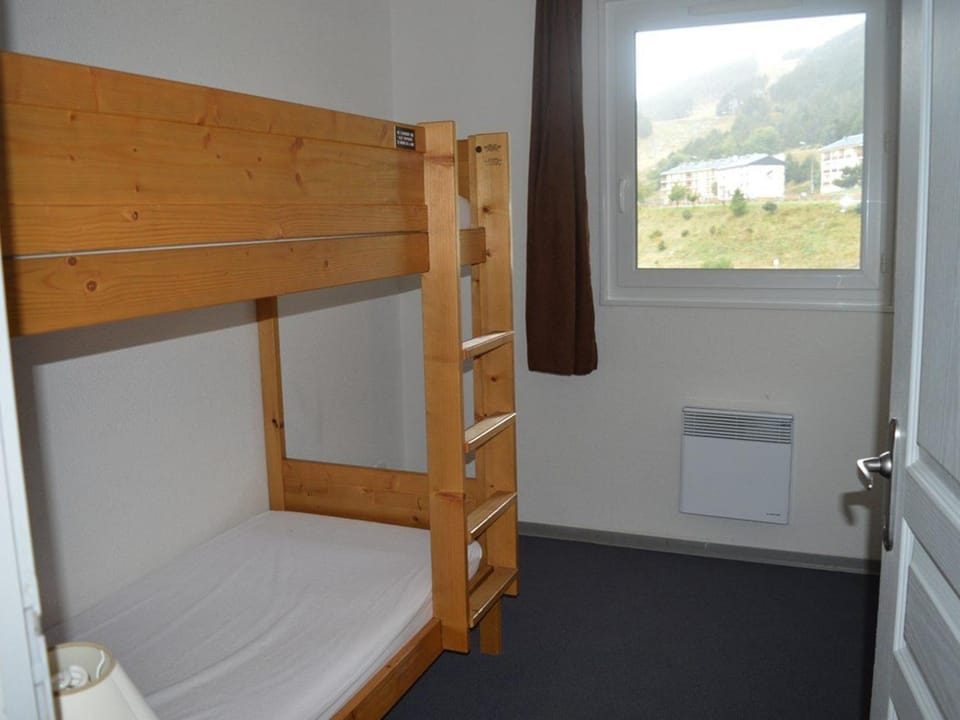 Appartement T3 au pied des pistes avec parking couvert - FR-1-593-56 Apartment in Occitanie