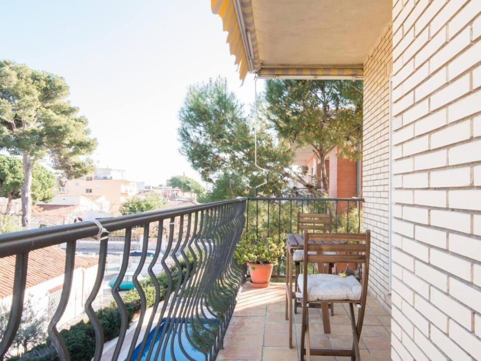 Sunny apartment 3 blocks to the beach Apartment in Castelldefels