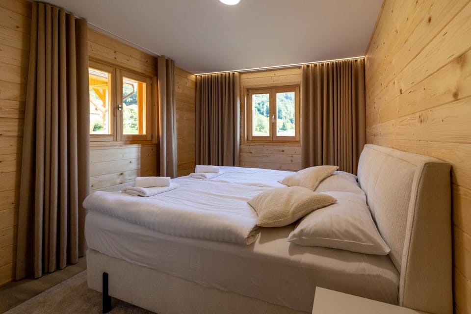 Bed, Photo of the whole room, Decorative detail, Decorative detail, Bedroom