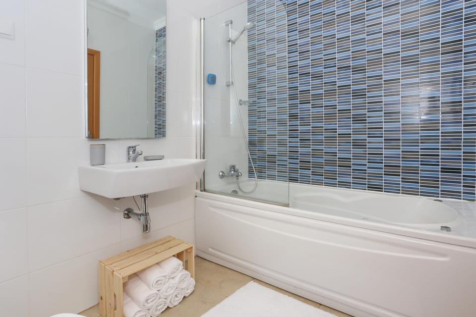 3-Bedroom Apartment with Pool Gym & Jacuzzi Apartment in Lagos