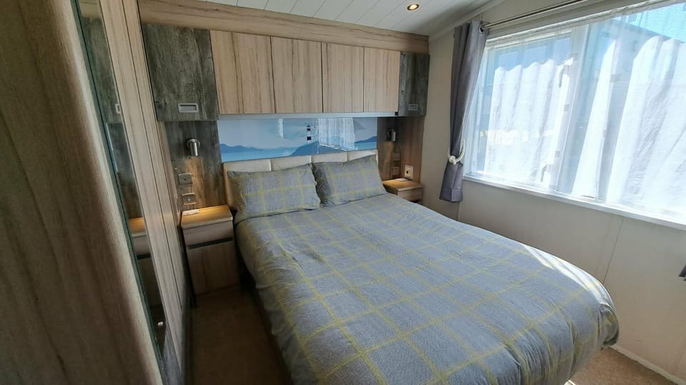 Caravan - Sleeps 6 - Sea Views - Dog Friendly House in England