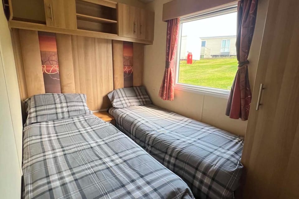 Caravan - Sleeps 6 - Sea Views - Dog Friendly House in England