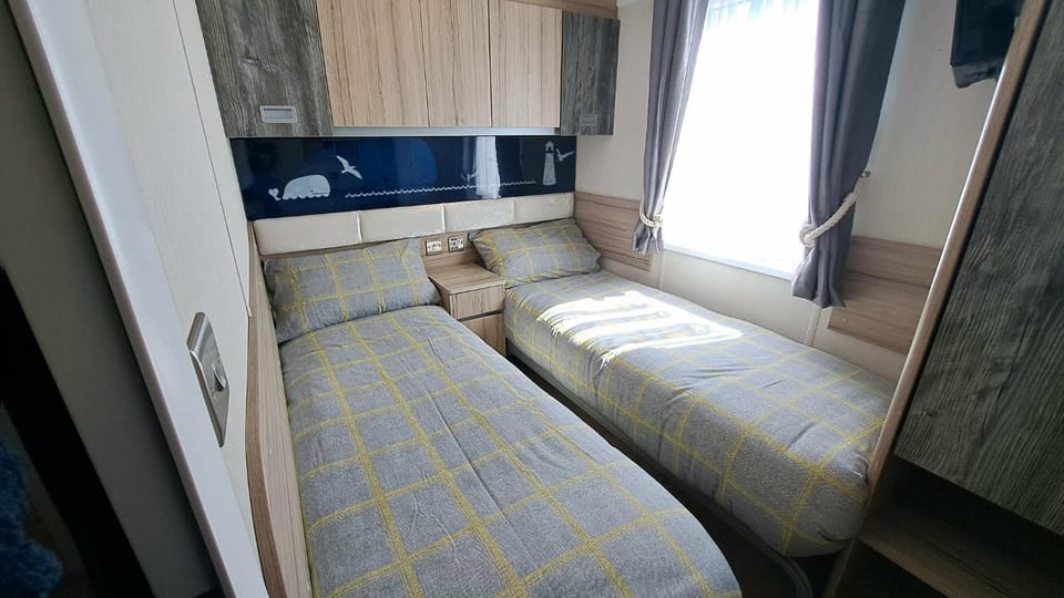Caravan - Sleeps 6 - Sea Views - Dog Friendly House in England
