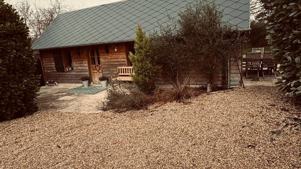 Cottage Normand avec sa grande piscine chauffée toute l année sur parc arboré et clos En plein coeur de la campagne adapté aux kids et Dog friendly Villa in Normandy