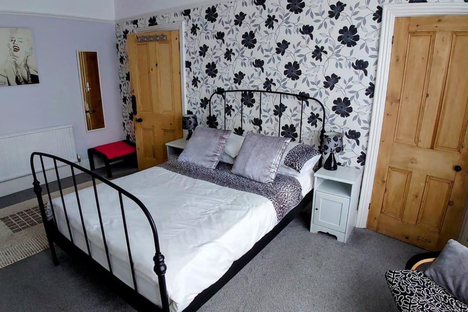 House - Sleeps 8 - Pet friendly - Garden - Parking House in Bexhill