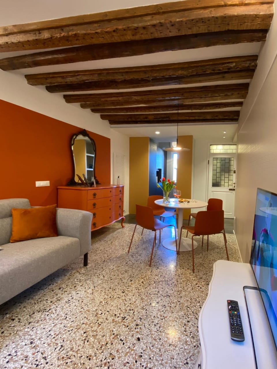 Living room, Photo of the whole room, Seating area, Dining area, On site