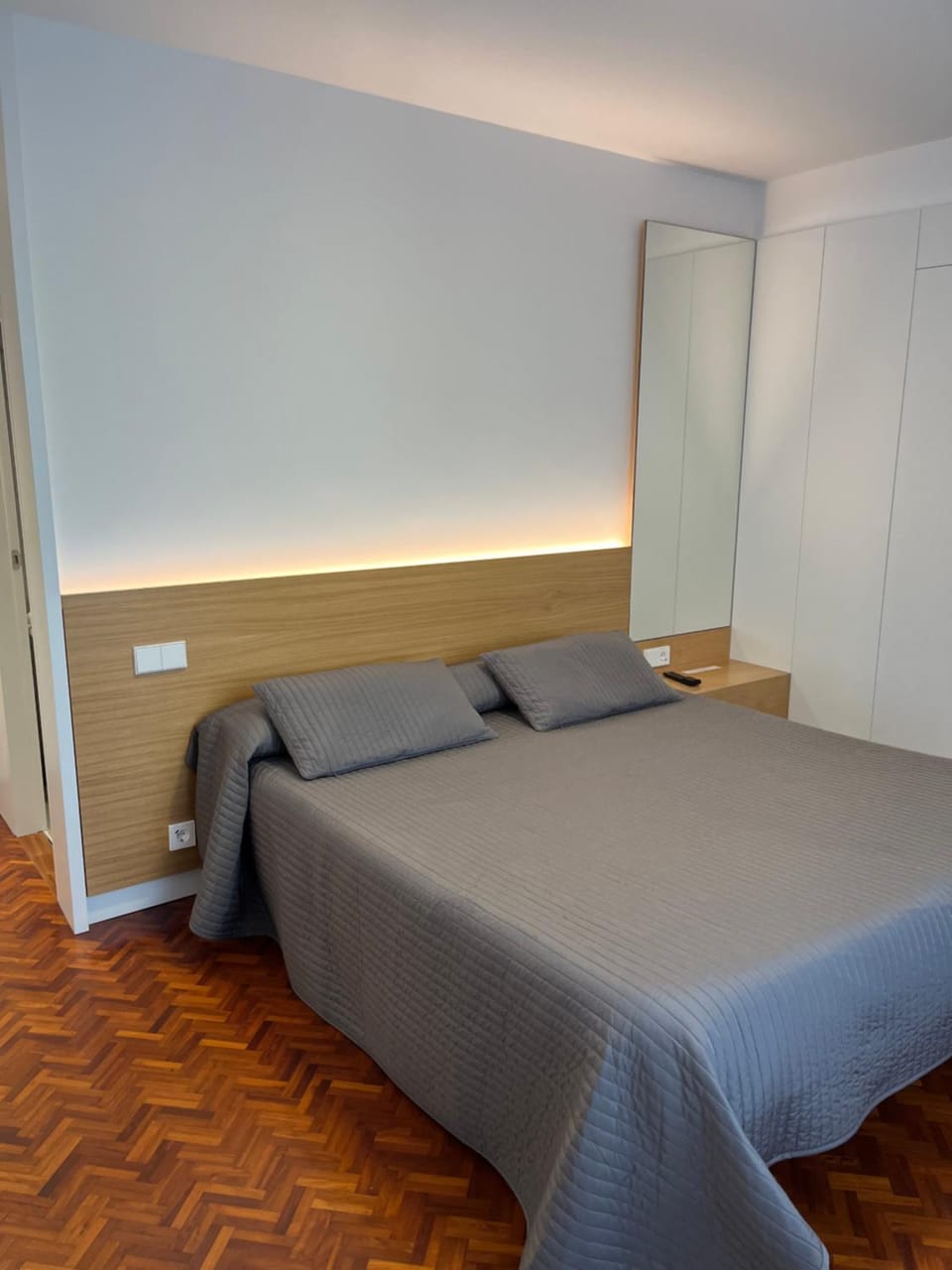 Photo of the whole room, Bedroom