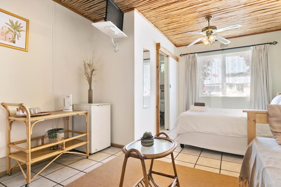 Bed, Photo of the whole room, Bedroom, fireplace