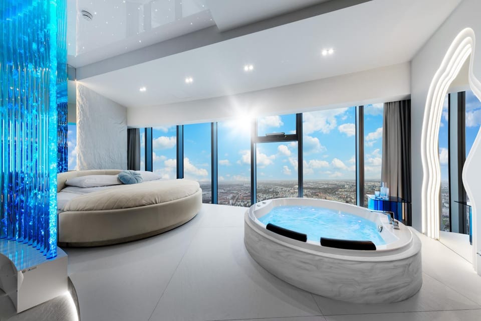 Bed, Natural landscape, Hot Tub, Bathroom, Living room, Photo of the whole room, Seating area, Bedroom