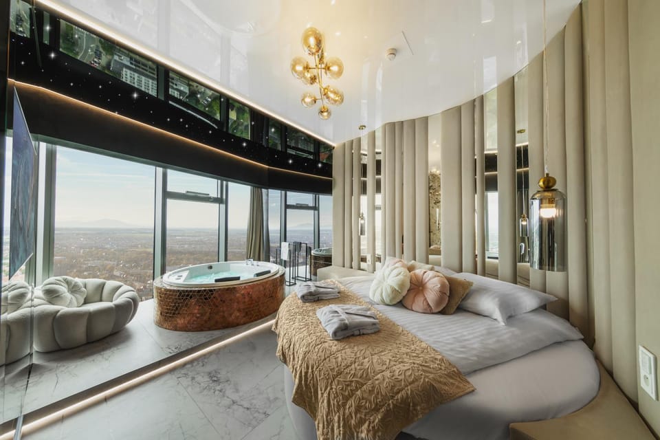 Hot Tub, Hot Tub, Living room, Seating area, Bedroom