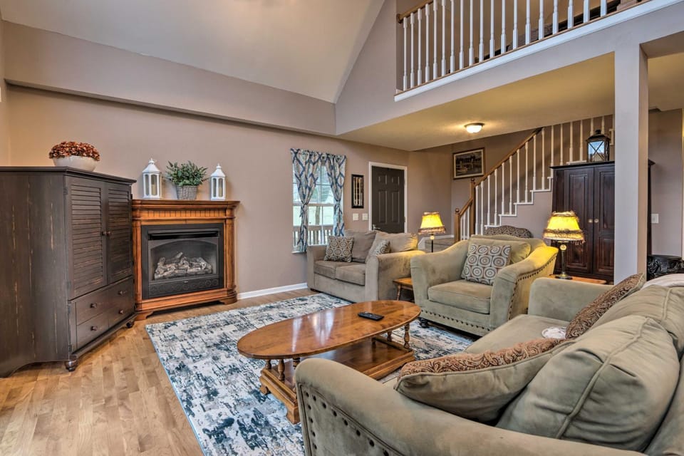 Deck, Lake Views! Group Getaway in Osage Beach House in Osage Beach