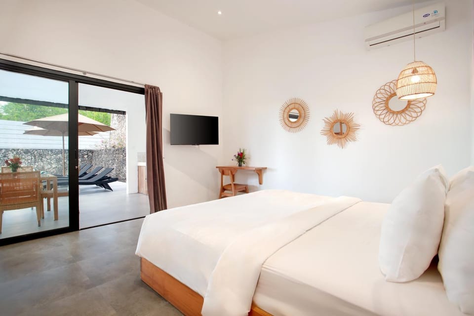 Bed, TV and multimedia, Seating area, Bedroom