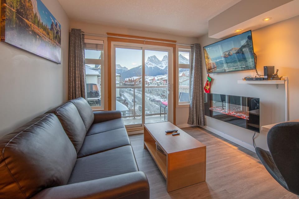 Top Floor Condo - 2BR & AC with Mountain Views Apartment in Canmore
