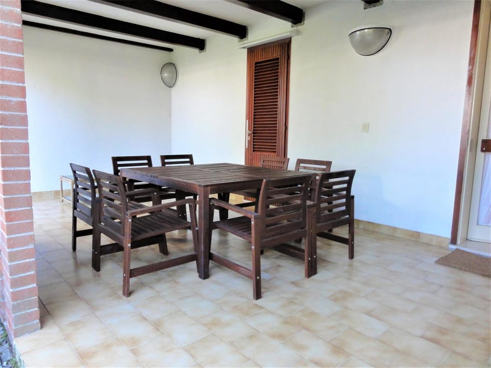 Patio, Garden, Dining area, Animals, Pets